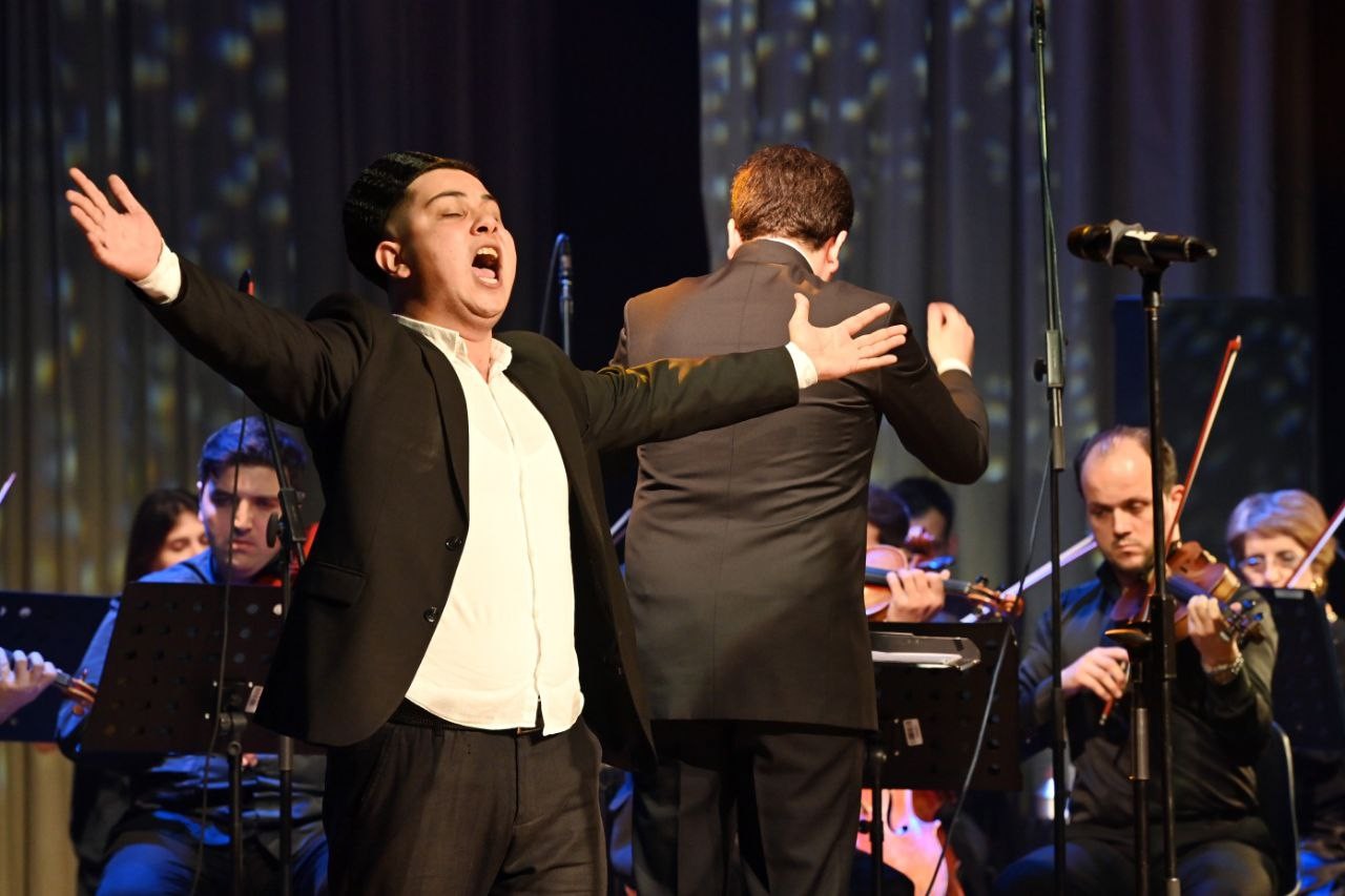 Təltif edilən gənclərdən biri görmə məhdudiyyətli ifaçıdır - FOTO (YENİLƏNİB)