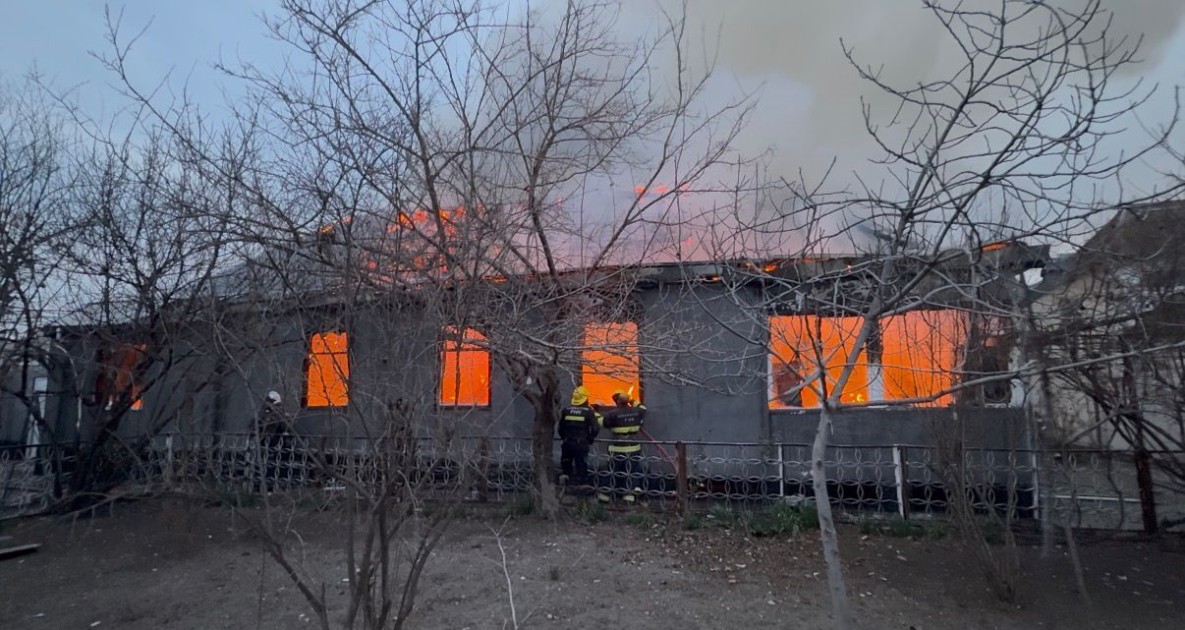 Ucarda beşotaqlı ev yandı - FOTOLAR