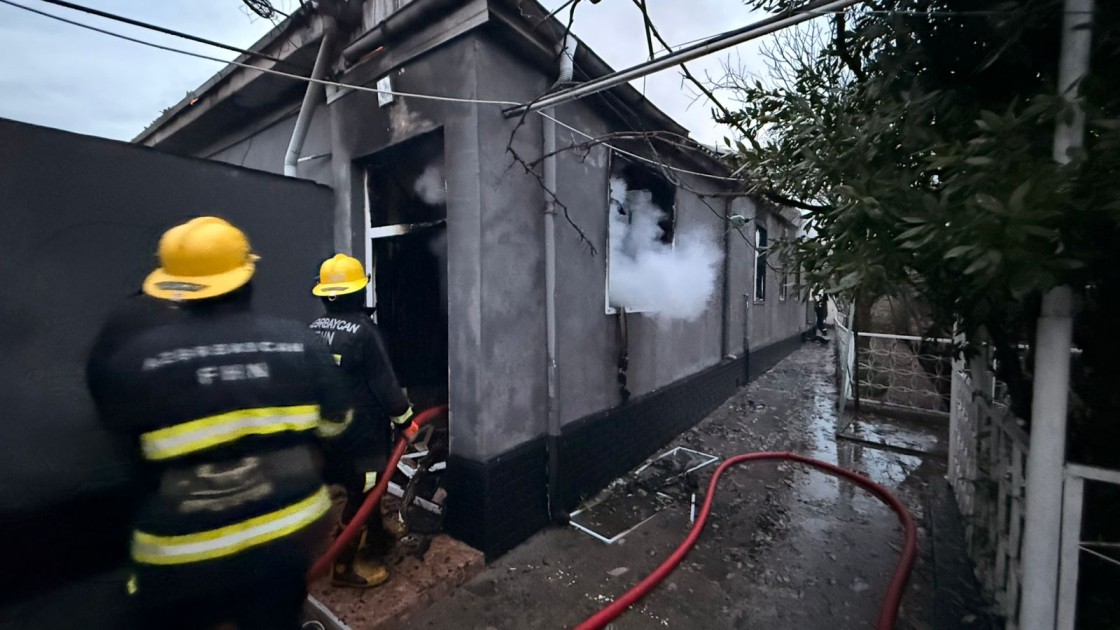 Ucarda beşotaqlı ev yandı - FOTOLAR