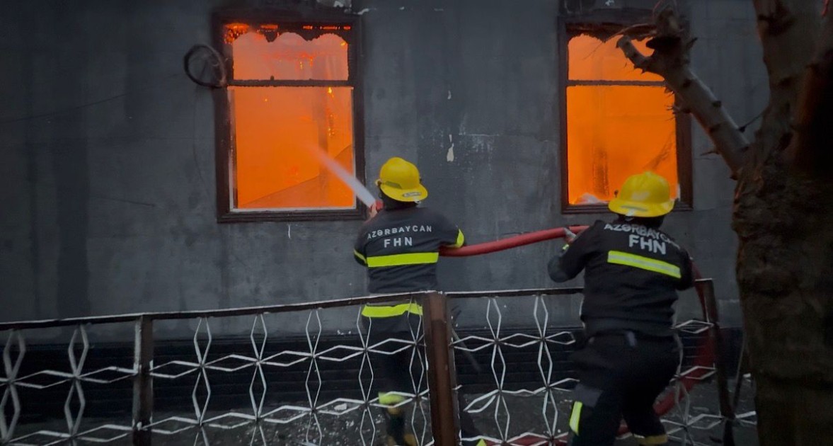 Ucarda beşotaqlı ev yandı - FOTOLAR