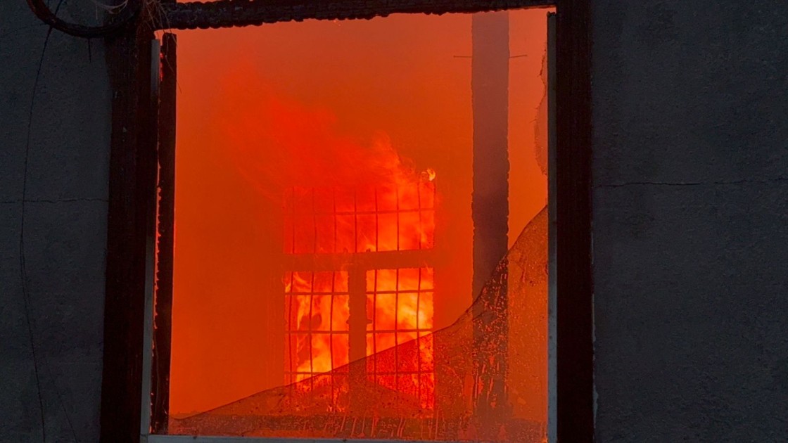 Ucarda beşotaqlı ev yandı - FOTOLAR