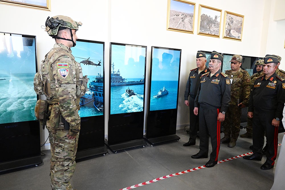 Azərbaycan və BƏƏ arasında hərbi əməkdaşlıq müzakirə olundu - FOTOLAR