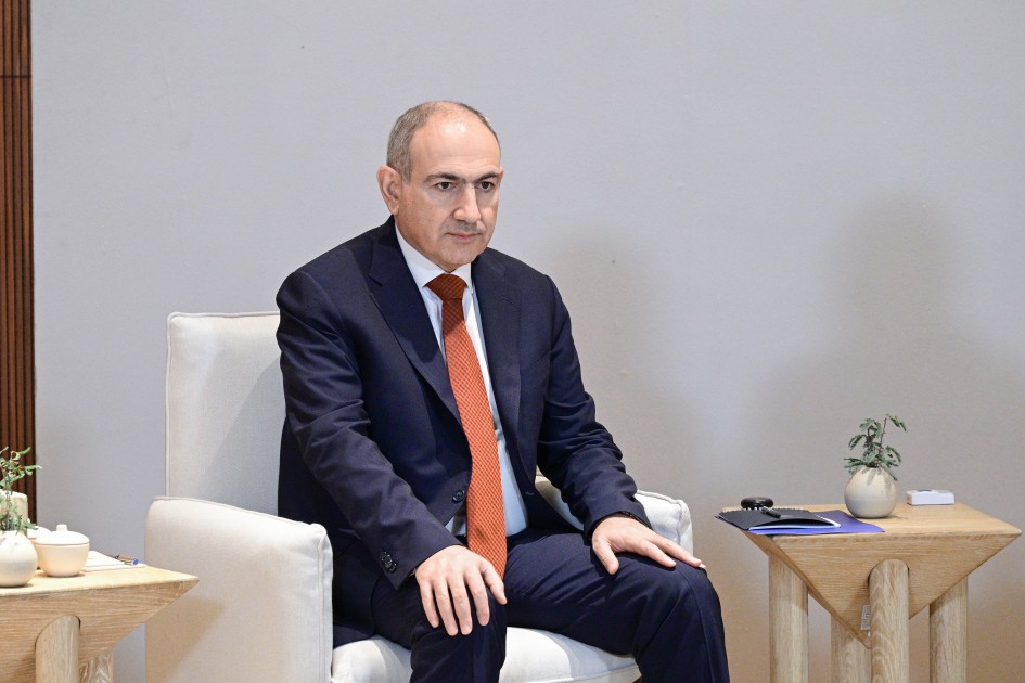 İlham Əliyev Paşinyanla görüşdü - FOTOLAR+VİDEO (YENİLƏNİB)