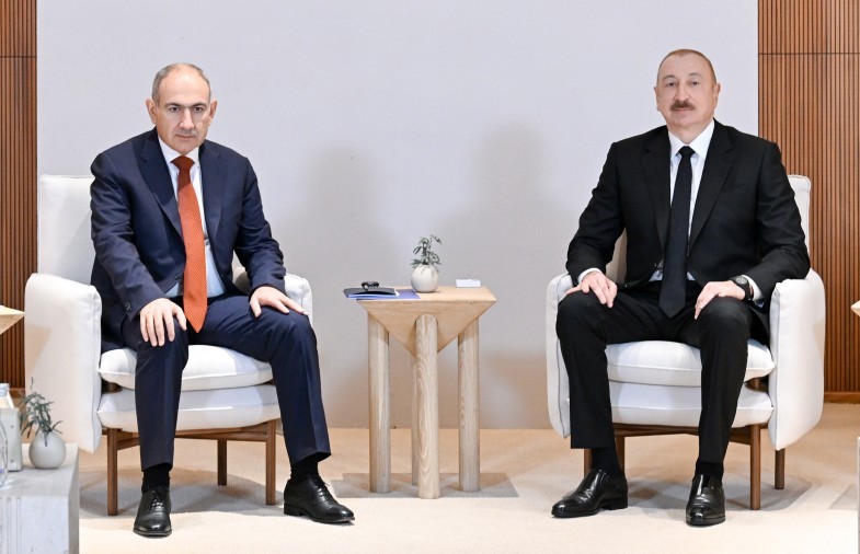 İlham Əliyev Paşinyanla görüşdü - FOTOLAR+VİDEO (YENİLƏNİB)