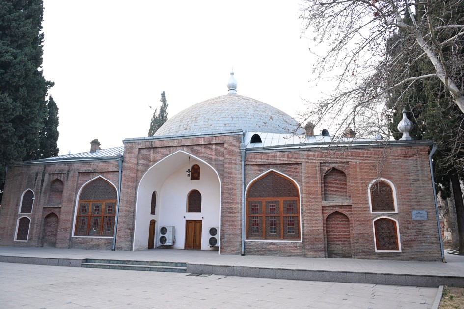 Prezident ailəsinə Şah Abbas məscidində “Qurani-Kərim” hədiyyə etdilər - FOTOLAR