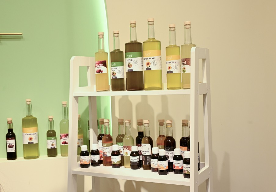 Əliyevalar Gəncədə qadın sahibkarın sağlam qida brendi ilə tanış oldular - FOTO