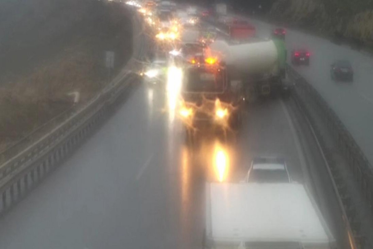 "Lökbatan" dairəsində qəza oldu - Sıxlıq yarandı (FOTO)