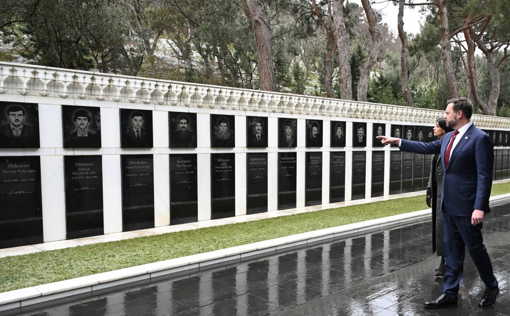 ABŞ Vitse-prezidenti və həyat yoldaşı Şəhidlər xiyabanını ziyarət ediblər - VİDEO (FOTOLAR)