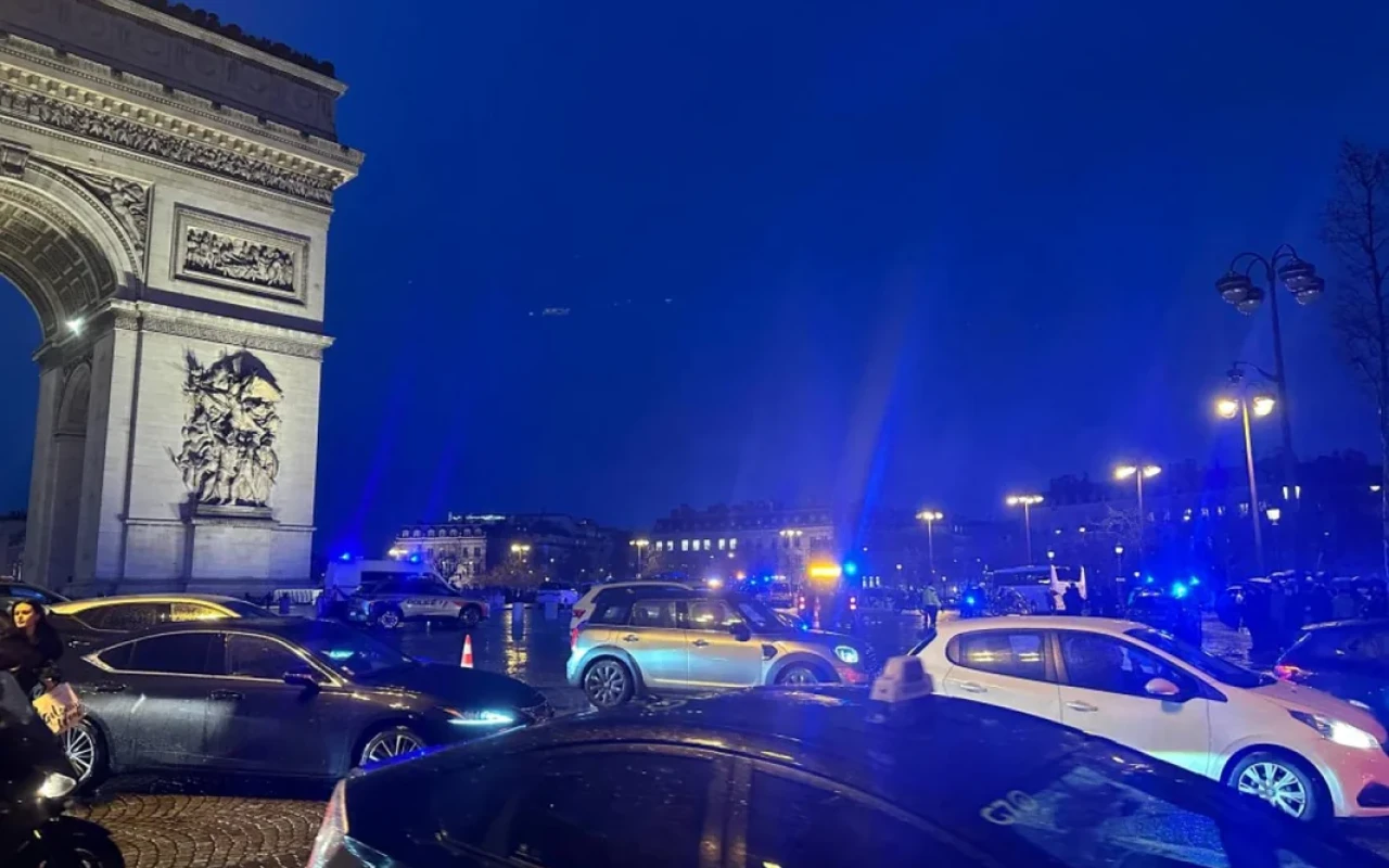 Parisdə jandarmalara hücum edən şəxs güllələndi -YENİLƏNİB