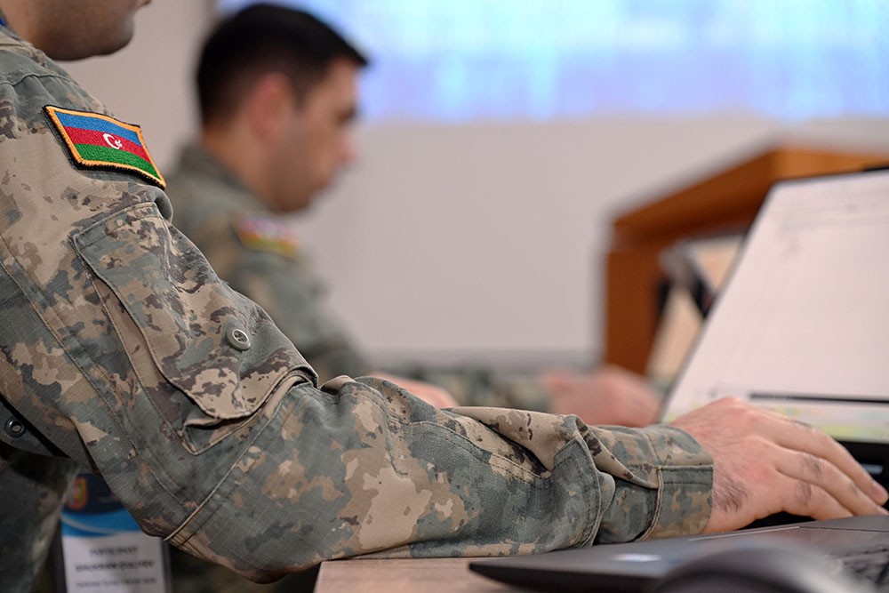 Azərbaycan və Britaniya hərbçiləri kibertəhlükəsizlik təlimində - FOTO