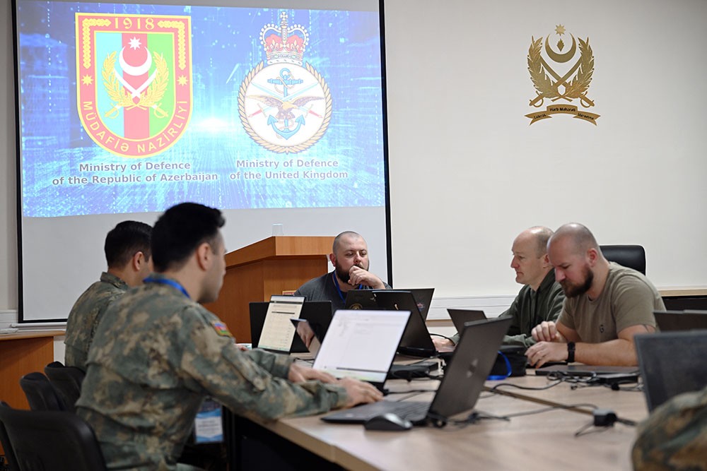 Azərbaycan və Britaniya hərbçiləri kibertəhlükəsizlik təlimində - FOTO