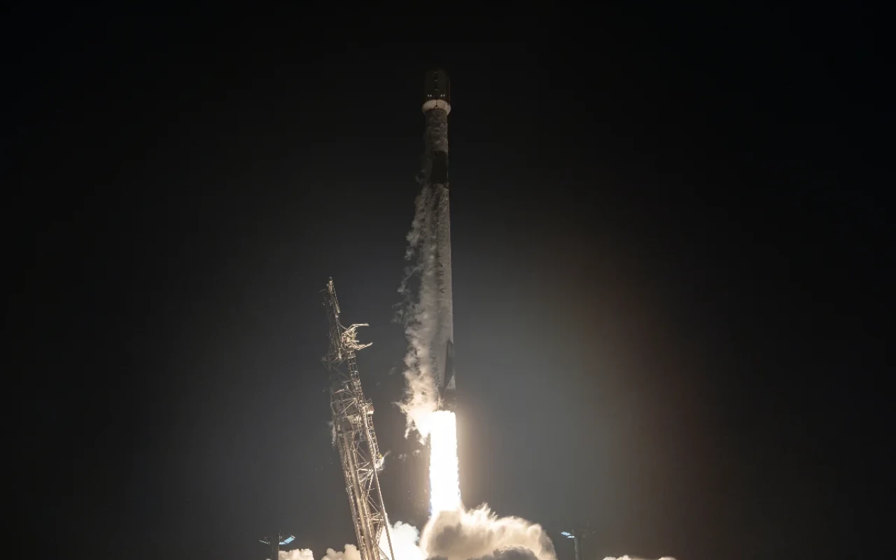 "Starlink"in 24 yeni peyki orbitə çıxarılıb