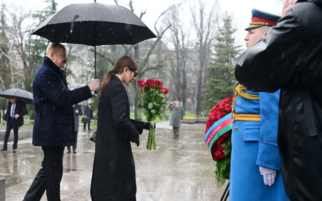 Prezident və xanımı Heydər Əliyevin və Milorad Paviçin abidələrini ziyarət etdilər- FOTOLAR
