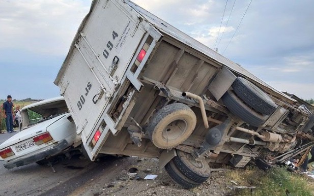 "07" ilə yük maşını toqquşdu, xəsarət alan var