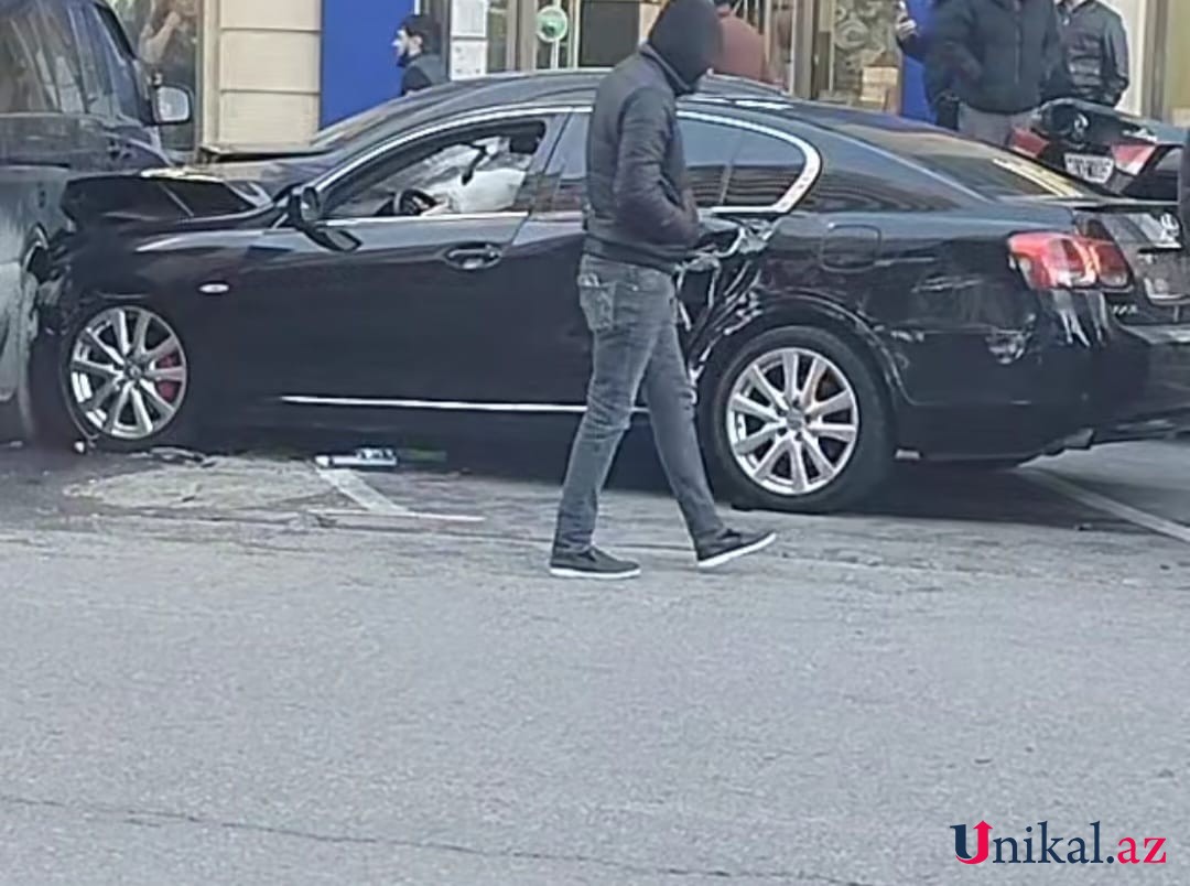 Bakıda "Lexus" 5 maşını əzdi - FOTO