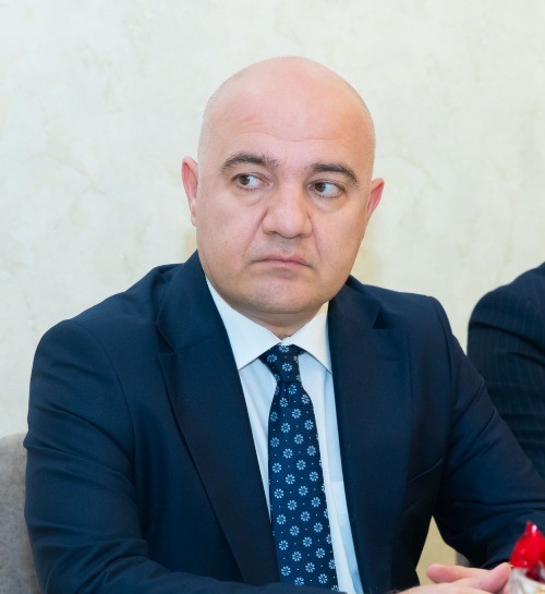 Nazir sədr müavinini işdən çıxardı - FOTO