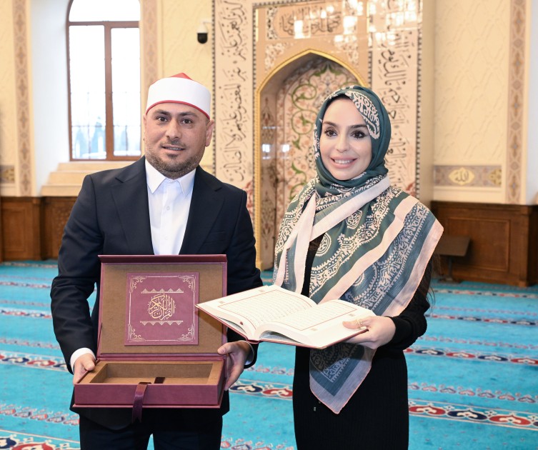 Leyla və Alena Əliyevalar Cümə məscidində - FOTOLAR