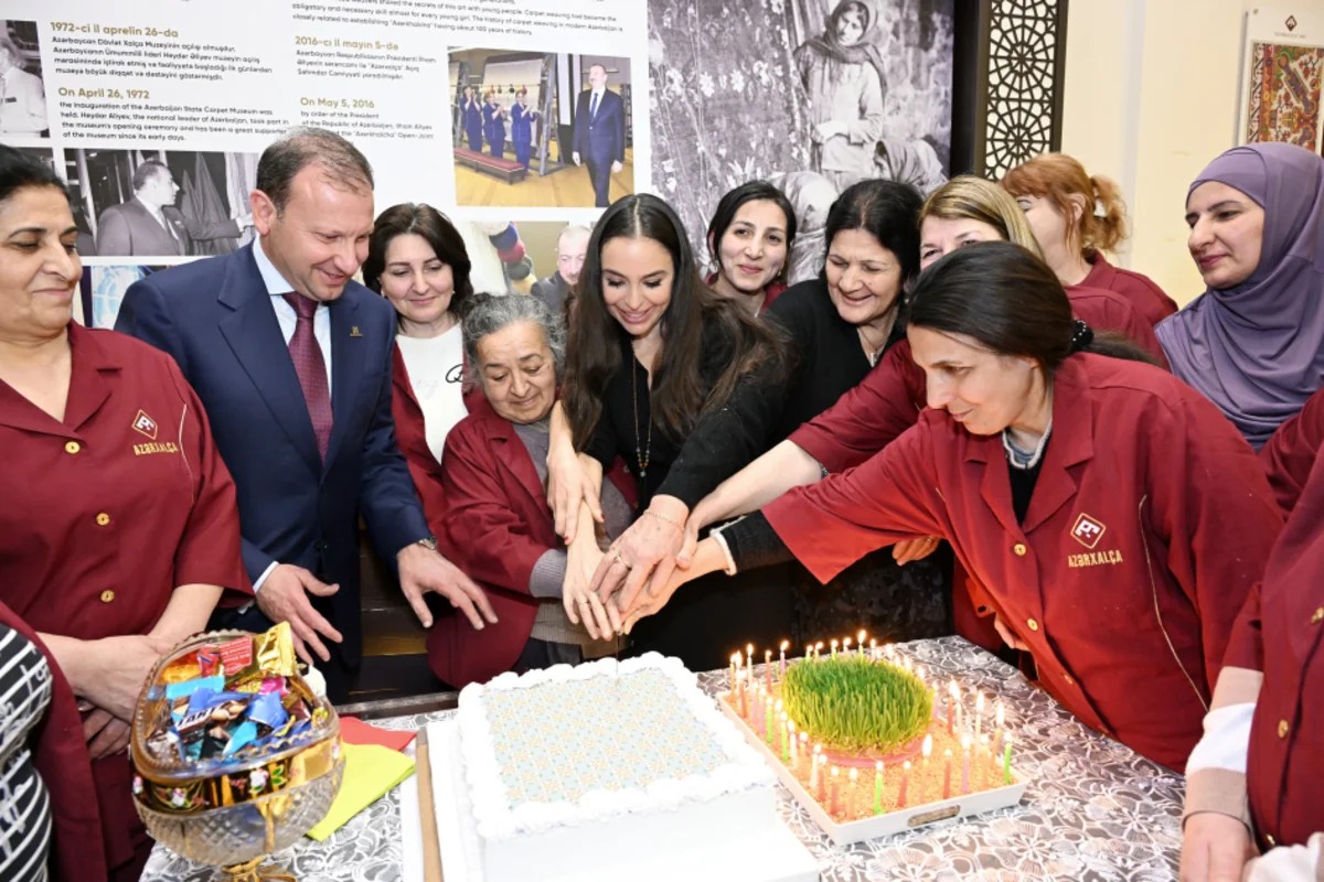 Leyla Əliyeva "Azərxalça"nın Şuşa məscidi üçün hazırladığı xalçaların kəsim mərasimində - FOTOLAR