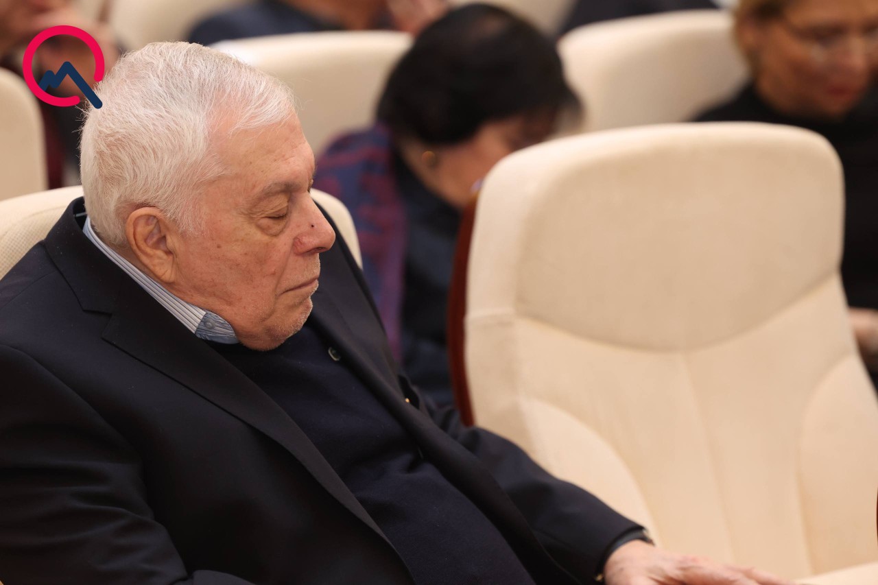 AMEA-nın iclasında yatdılar - FOTOLAR