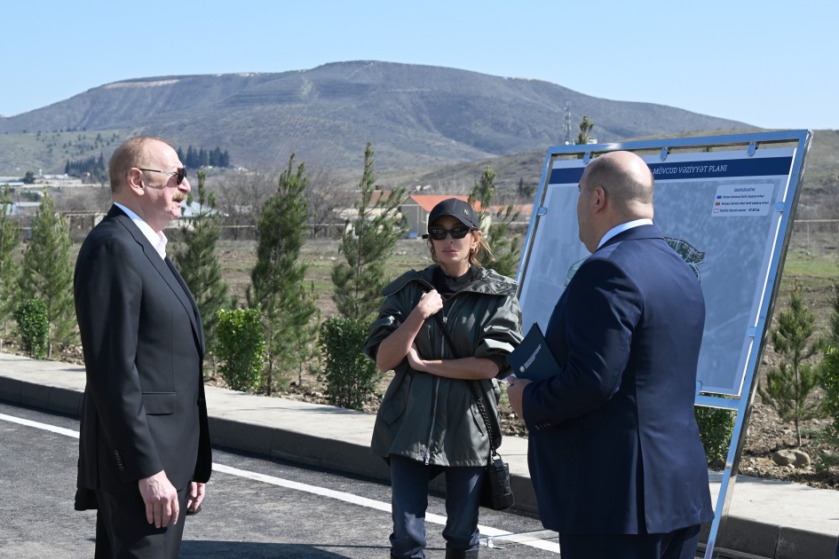 İlham Əliyev xanımı və qızı ilə Xocavənd sakininin qonağı oldu - FOTOLAR (YENİLƏNİB)