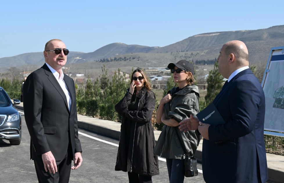 İlham Əliyev xanımı və qızı ilə Xocavənd sakininin qonağı oldu - FOTOLAR (YENİLƏNİB)