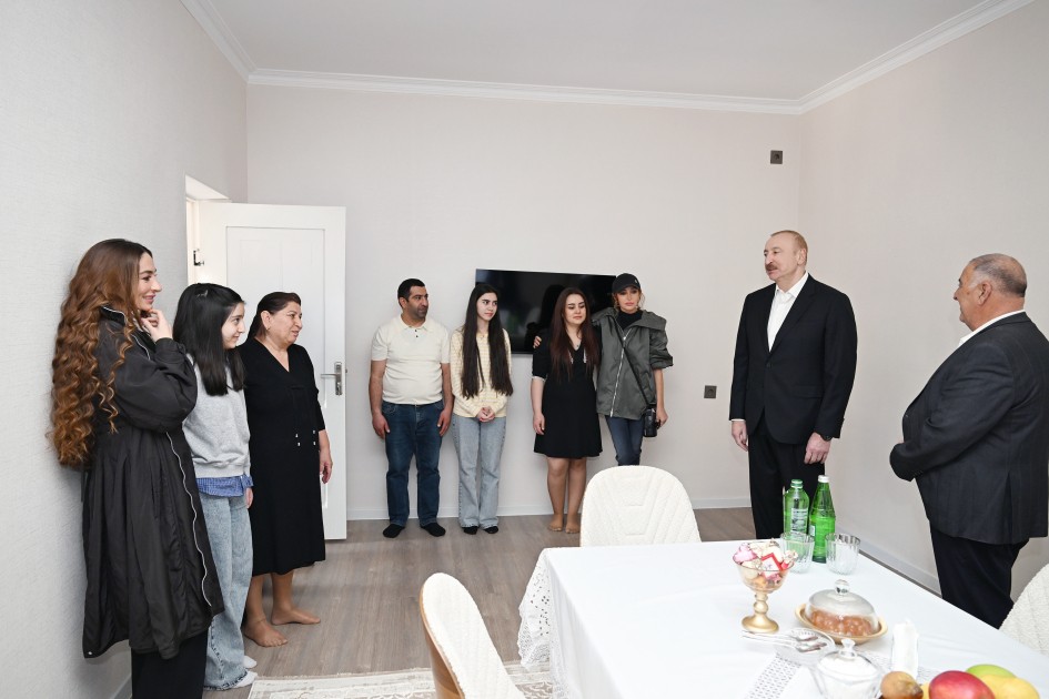 İlham Əliyev xanımı və qızı ilə Xocavənd sakininin qonağı oldu - FOTOLAR (YENİLƏNİB)