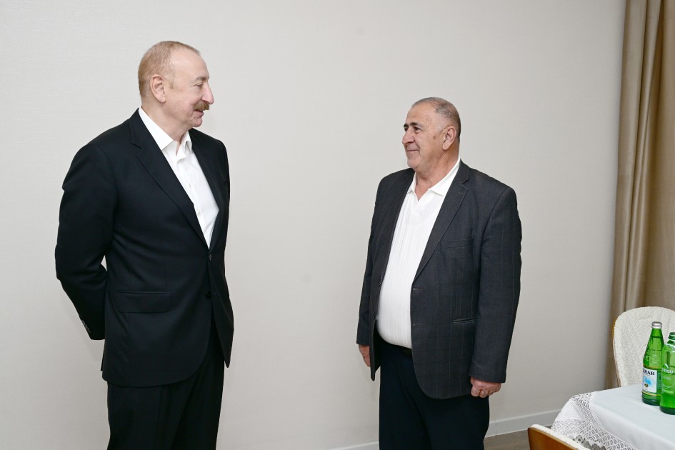 İlham Əliyev xanımı və qızı ilə Xocavənd sakininin qonağı oldu - FOTOLAR (YENİLƏNİB)