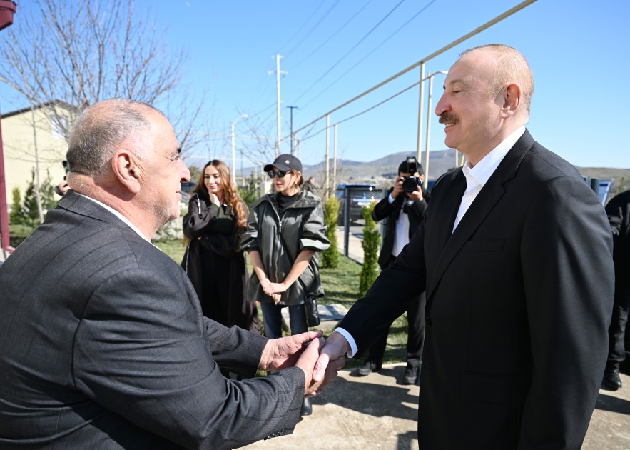 İlham Əliyev xanımı və qızı ilə Xocavənd sakininin qonağı oldu - FOTOLAR (YENİLƏNİB)