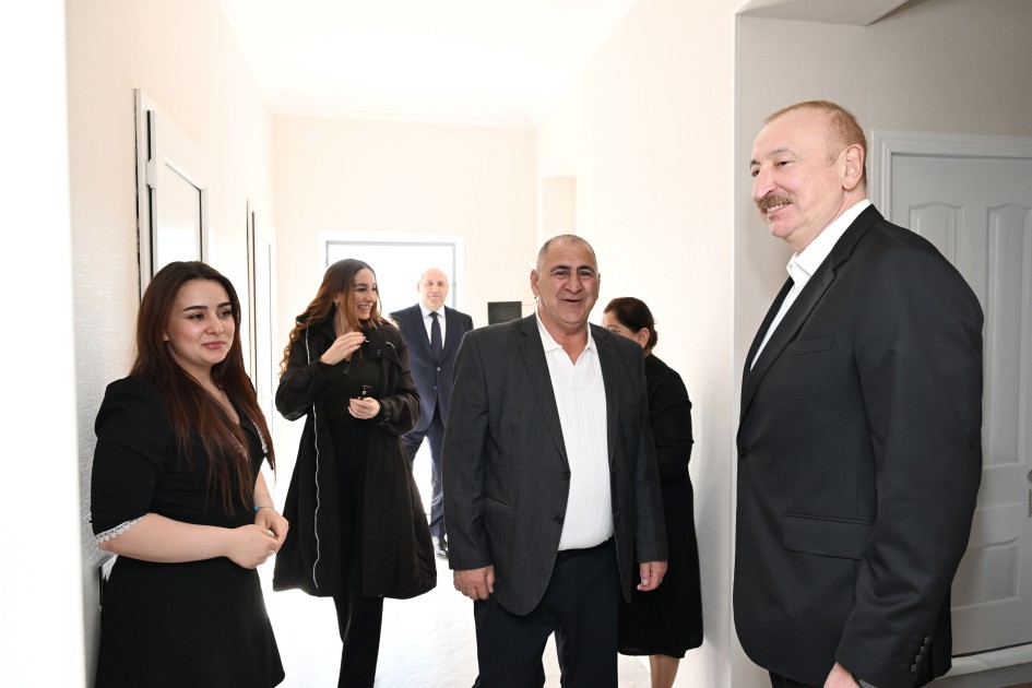 İlham Əliyev xanımı və qızı ilə Xocavənd sakininin qonağı oldu - FOTOLAR (YENİLƏNİB)