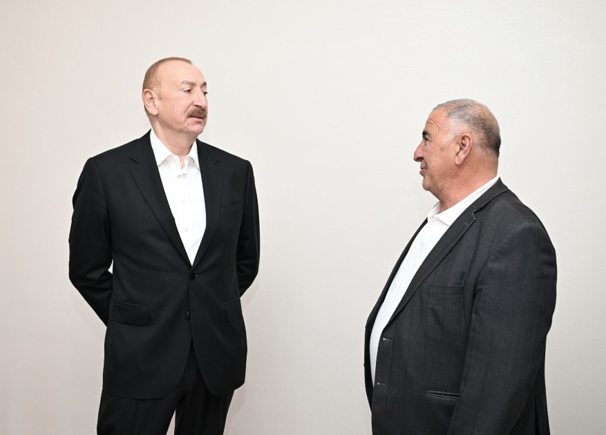 İlham Əliyev xanımı və qızı ilə Xocavənd sakininin qonağı oldu - FOTOLAR (YENİLƏNİB)