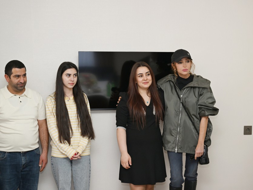 İlham Əliyev xanımı və qızı ilə Xocavənd sakininin qonağı oldu - FOTOLAR (YENİLƏNİB)