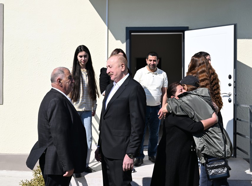 İlham Əliyev xanımı və qızı ilə Xocavənd sakininin qonağı oldu - FOTOLAR (YENİLƏNİB)