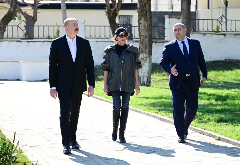 Prezident və ailəsi sakinlərlə görüşdü - FOTOLAR+VİDEO