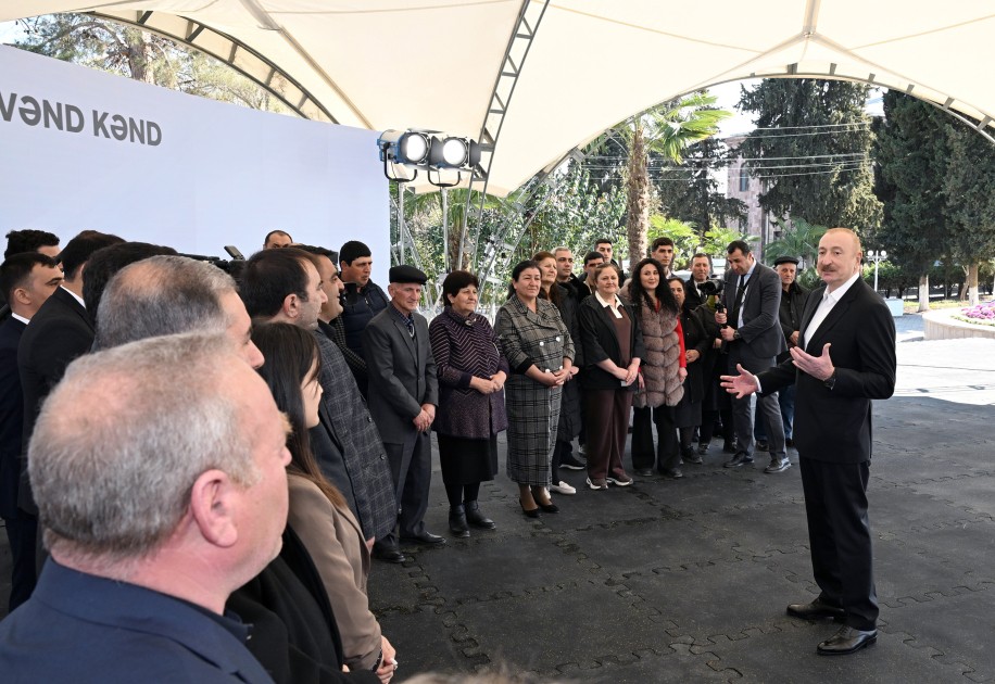 Prezident və ailəsi sakinlərlə görüşdü - FOTOLAR+VİDEO