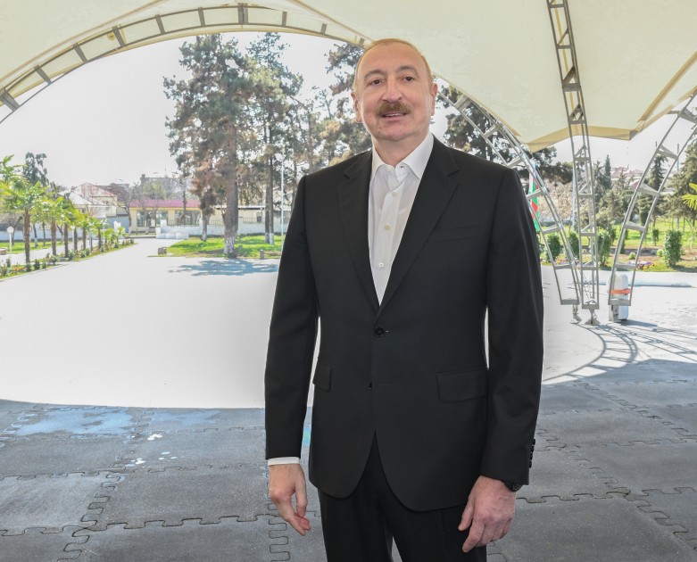 Prezident və ailəsi sakinlərlə görüşdü - FOTOLAR+VİDEO