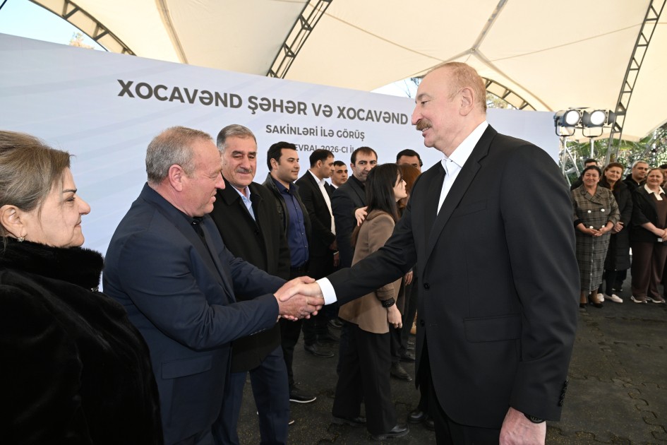 Prezident və ailəsi sakinlərlə görüşdü - FOTOLAR+VİDEO