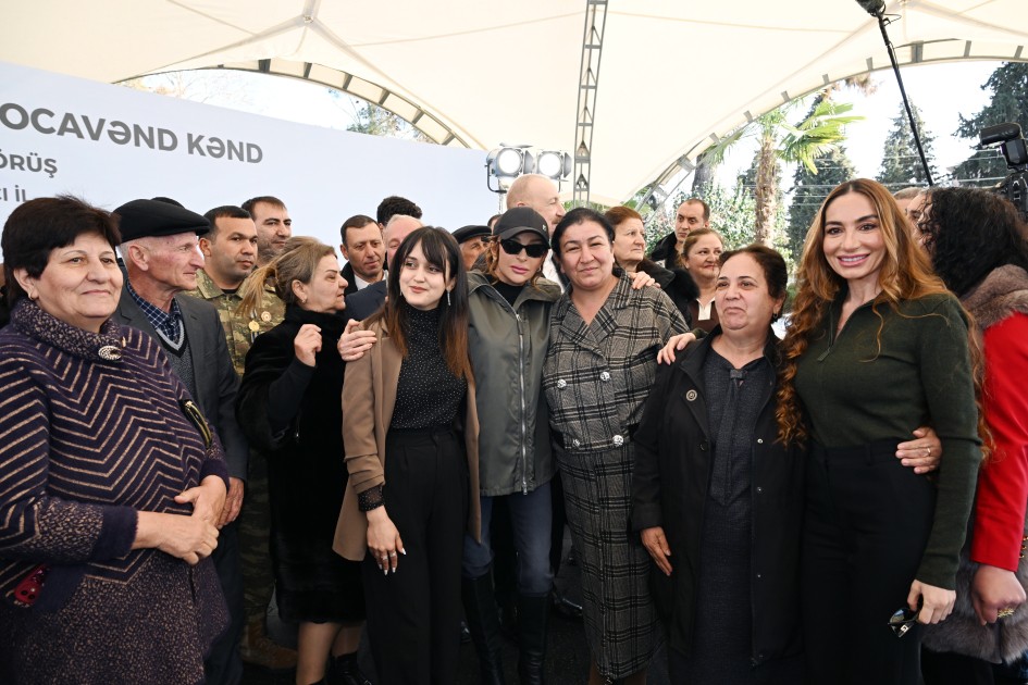 Prezident və ailəsi sakinlərlə görüşdü - FOTOLAR+VİDEO