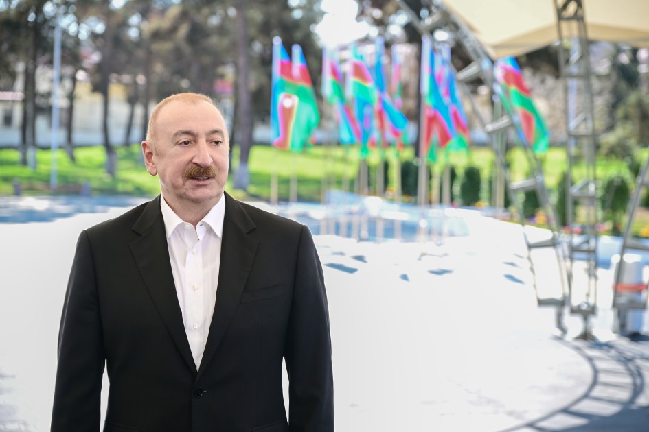 Prezident və ailəsi sakinlərlə görüşdü - FOTOLAR+VİDEO