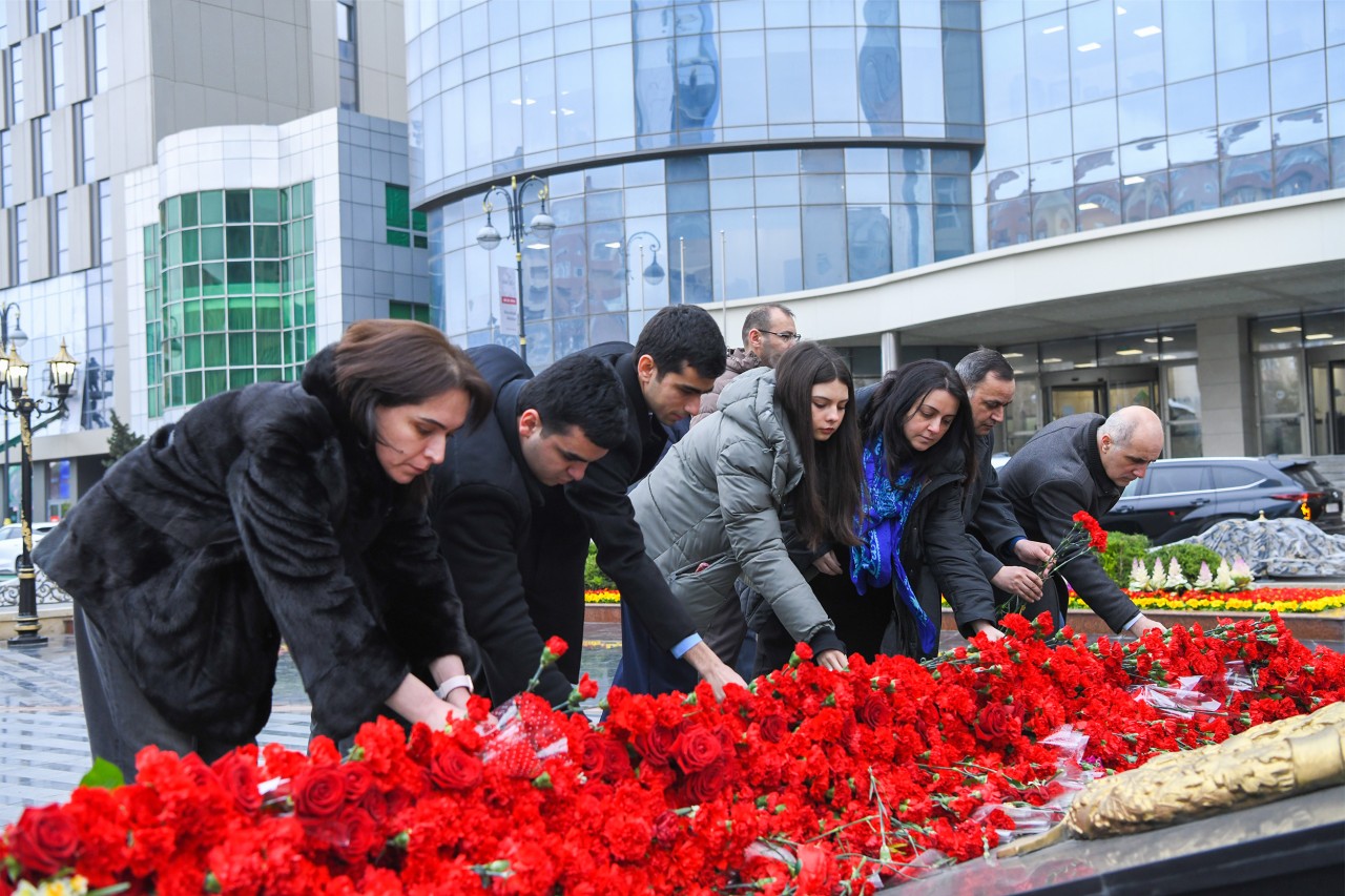 BMU-nun kollektivi Xocalı soyqırımı abidəsini ziyarət edib - FOTOLAR