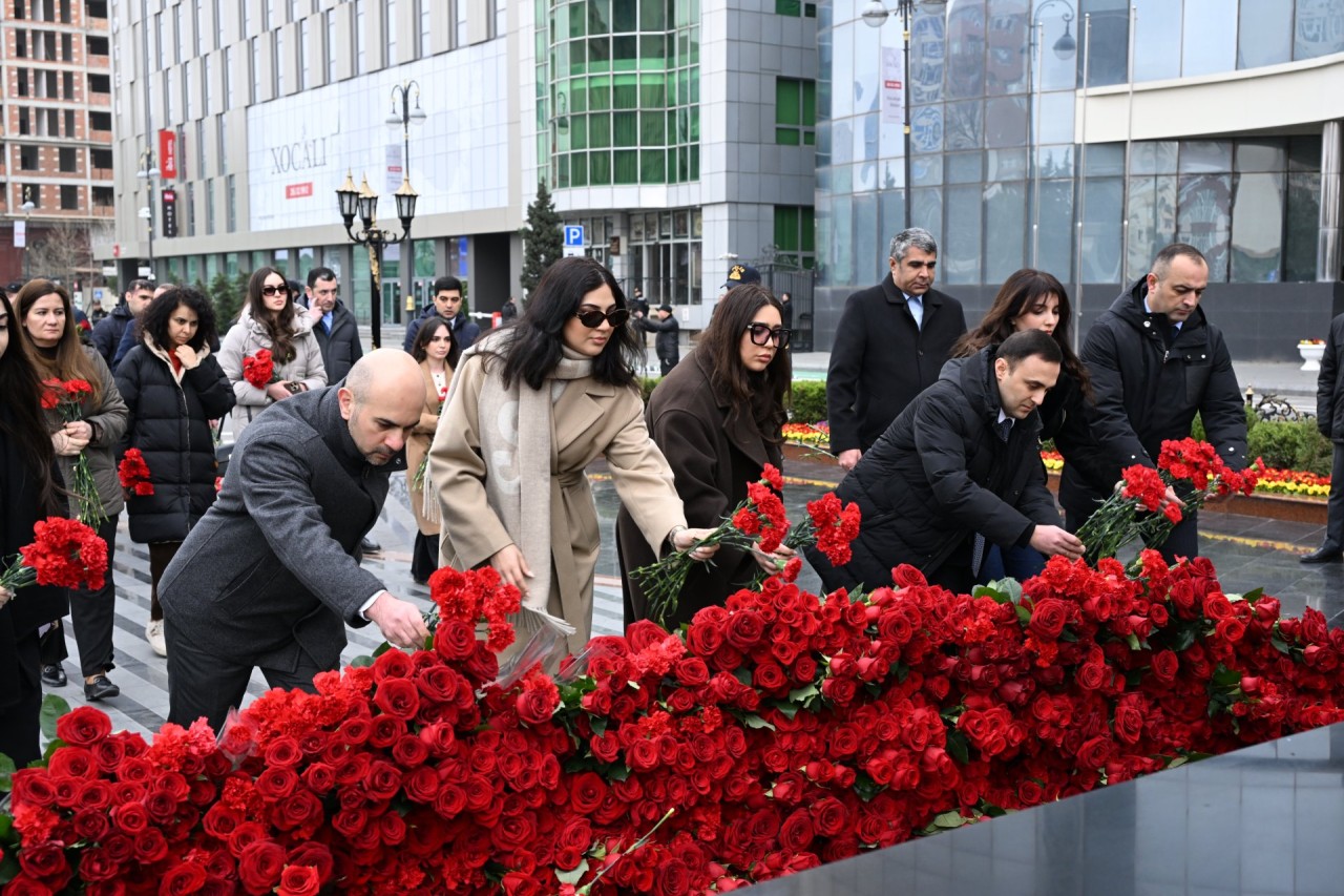 MEDİA-nın kollektivi "Ana harayı" abidəsini ziyarət etdi - FOTOLAR