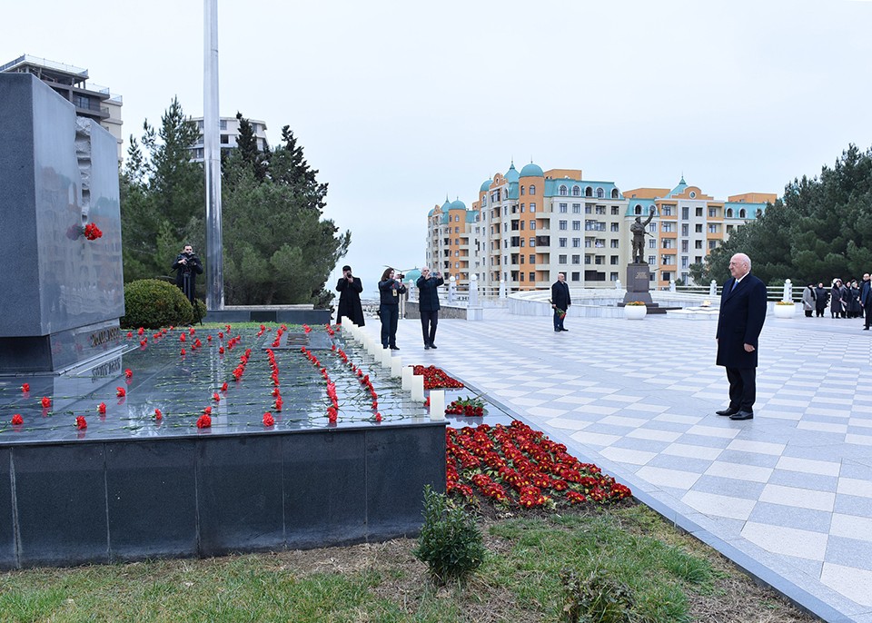 Sumqayıtda Xocalı soyqırımı qurbanlarının xatirəsi anılıb - FOTOLAR