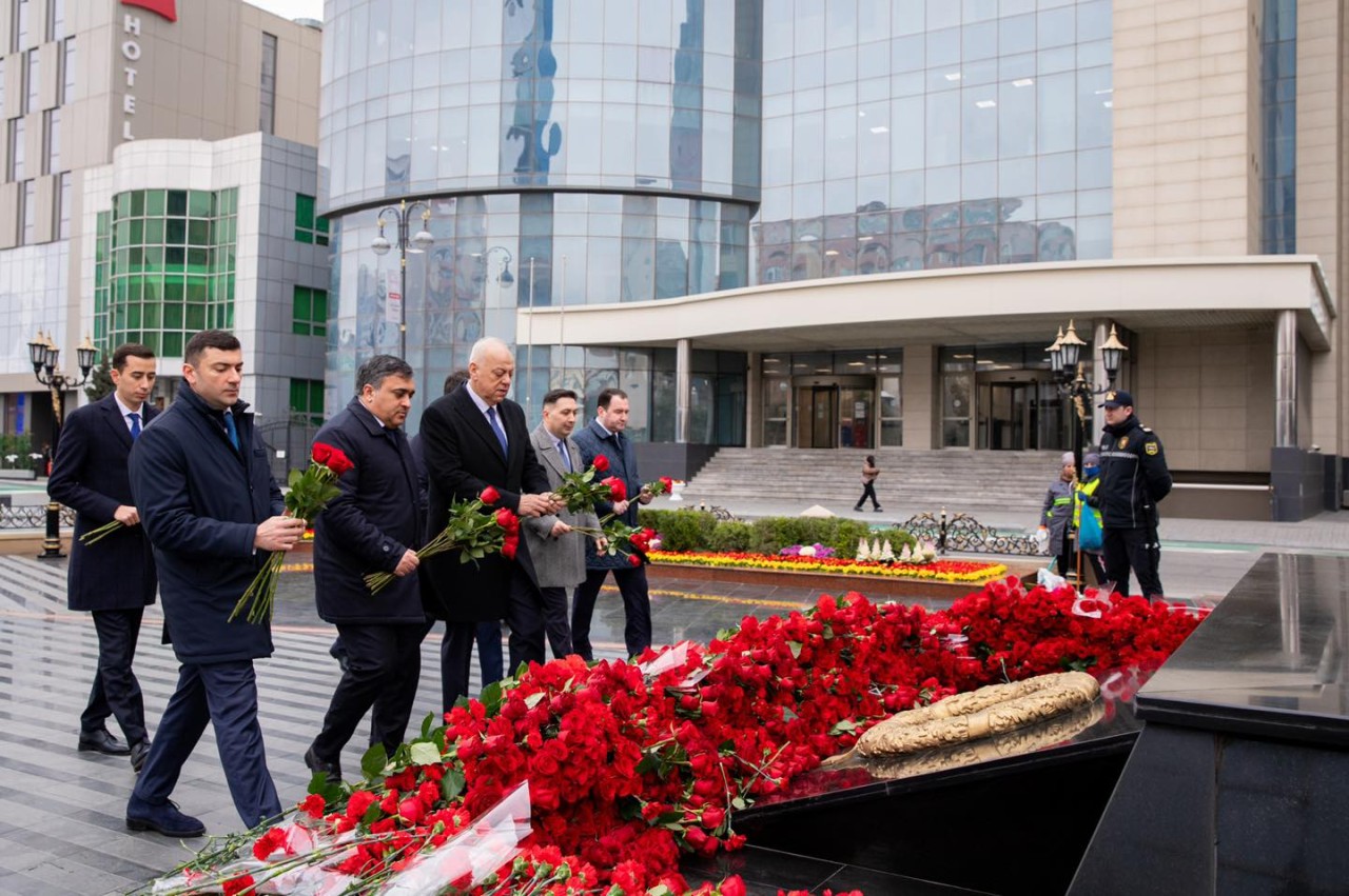 ADY rəhbərliyi “Ana harayı” abidəsini ziyarət edib - FOTOLAR