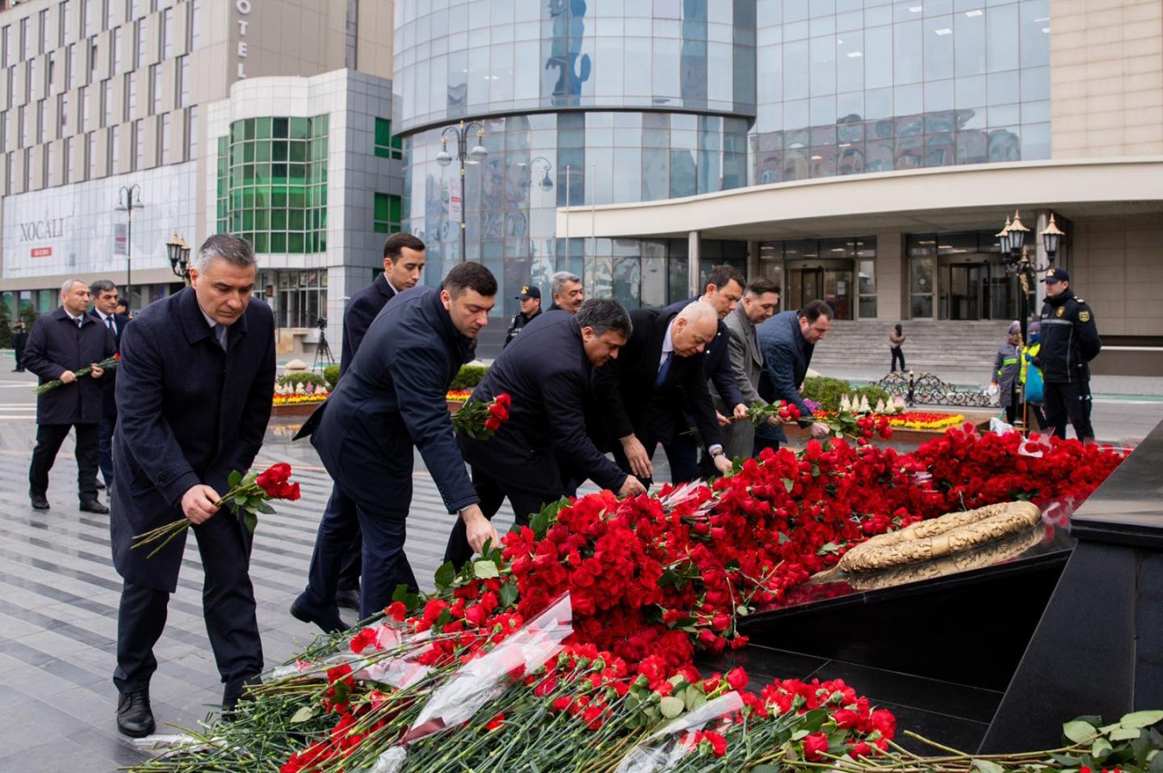 ADY rəhbərliyi “Ana harayı” abidəsini ziyarət edib - FOTOLAR