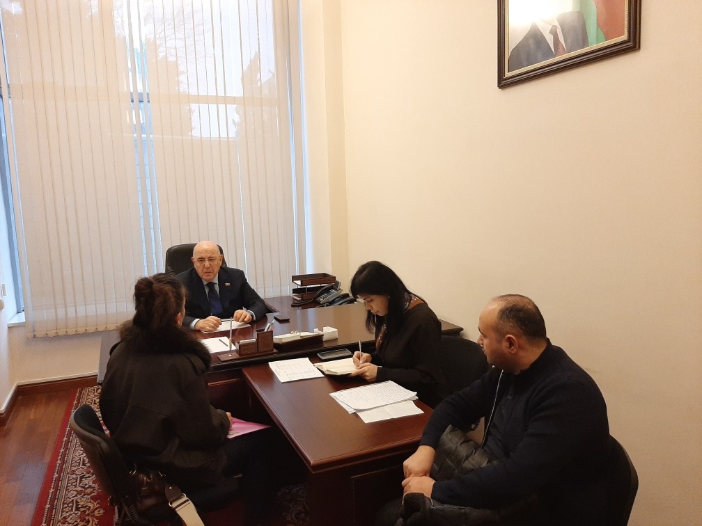Əhliman Əmiraslanov vətəndaşların müraciətlərini dinləyib - FOTOLAR