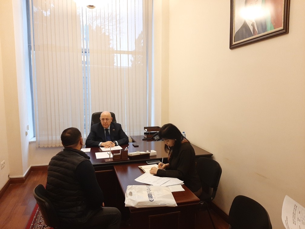 Əhliman Əmiraslanov vətəndaşların müraciətlərini dinləyib - FOTOLAR