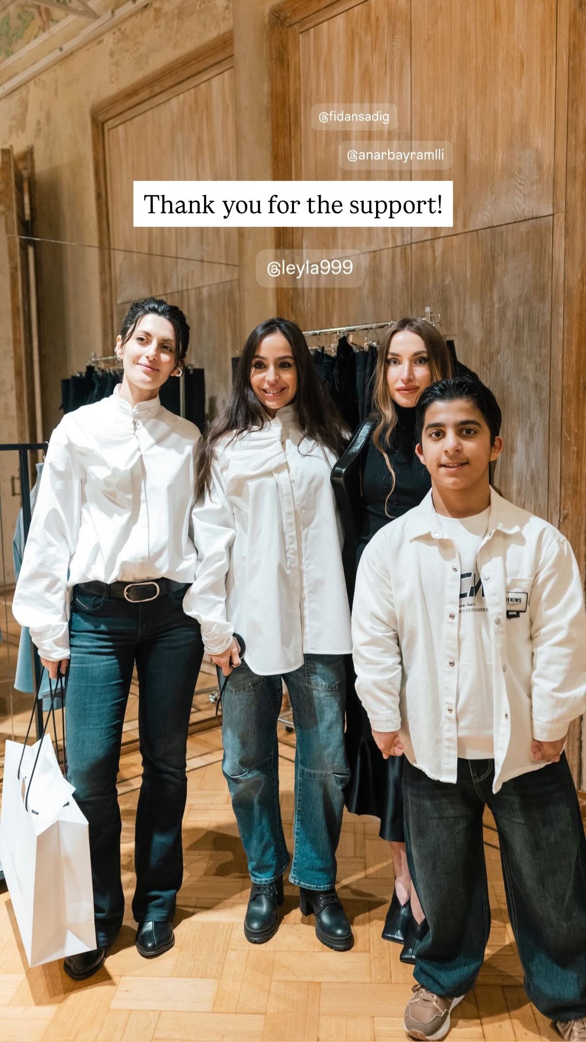 Prezidentin qızı və gəlini sərgidə - FOTOLAR