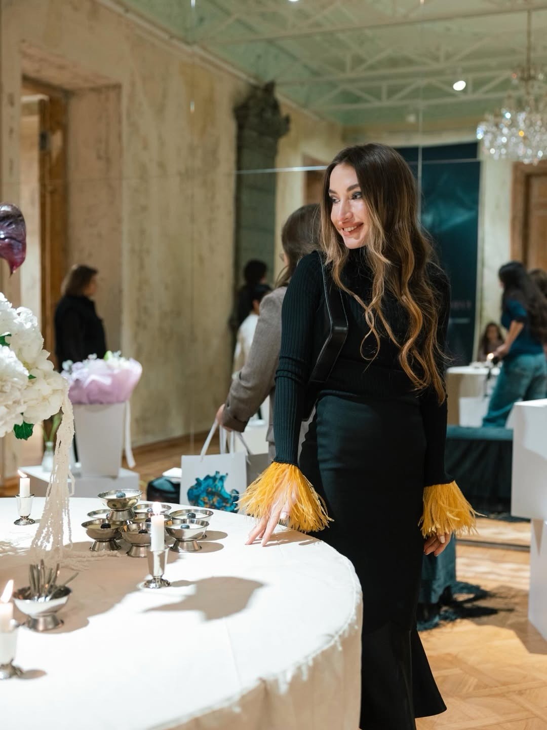 Prezidentin qızı və gəlini sərgidə - FOTOLAR