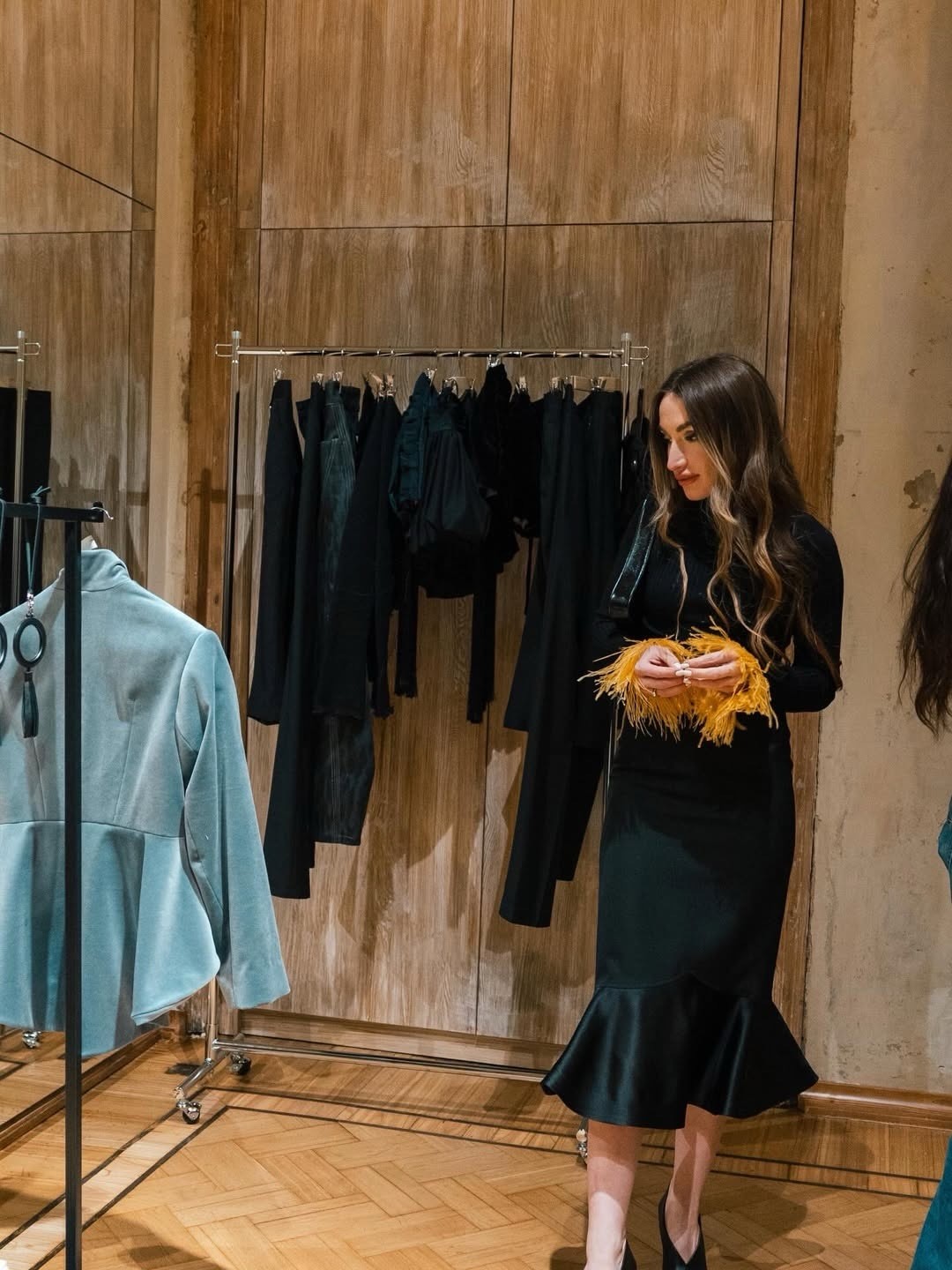 Prezidentin qızı və gəlini sərgidə - FOTOLAR