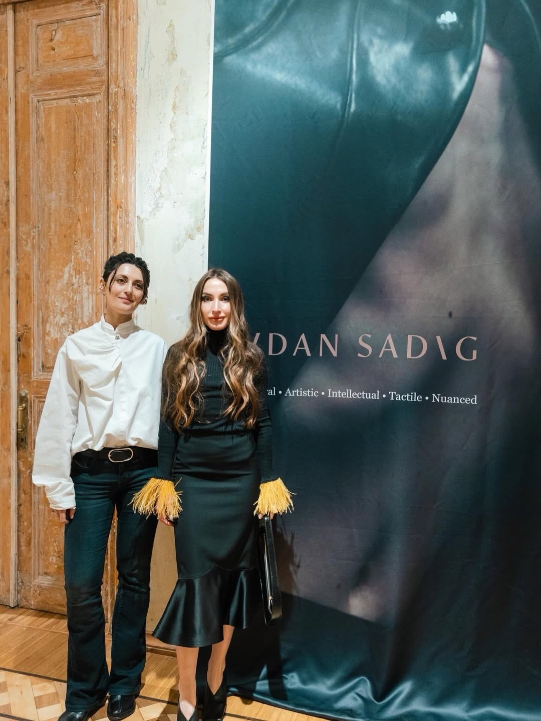 Prezidentin qızı və gəlini sərgidə - FOTOLAR