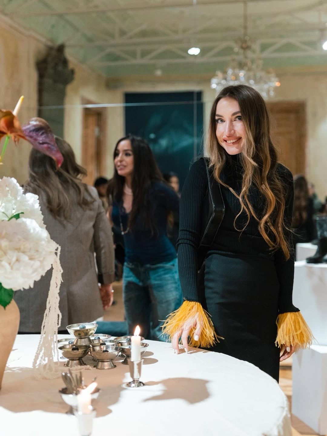 Prezidentin qızı və gəlini sərgidə - FOTOLAR